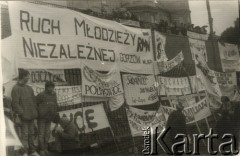 Wrzesień 1987, Częstochowa, Polska.
V Ogólnopolska Pielgrzymka Świata Pracy na Jasną Górę. Transparenty na ogrodzeniu klasztoru paulinów.
Fot. NN, Archiwum Federacji Młodzieży Walczącej, zbiory Ośrodka KARTA