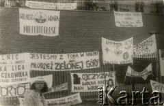 Wrzesień 1987, Częstochowa, Polska.
V Ogólnopolska Pielgrzymka Świata Pracy na Jasną Górę. Transparenty na murze i ogrodzeniu klasztoru paulinów.
Fot. NN, Archiwum Federacji Młodzieży Walczącej, zbiory Ośrodka KARTA