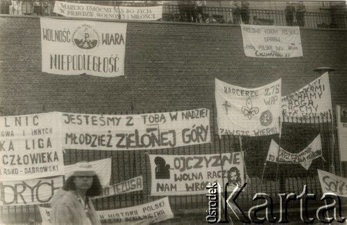 Wrzesień 1987, Częstochowa, Polska.
V Ogólnopolska Pielgrzymka Świata Pracy na Jasną Górę. Transparenty na murze i ogrodzeniu klasztoru paulinów.
Fot. NN, Archiwum Federacji Młodzieży Walczącej, zbiory Ośrodka KARTA