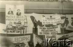 Wrzesień 1987, Częstochowa, Polska.
V Ogólnopolska Pielgrzymka Świata Pracy na Jasną Górę. Transparenty na ogrodzeniu klasztoru paulinów.
Fot. NN, Archiwum Federacji Młodzieży Walczącej, zbiory Ośrodka KARTA