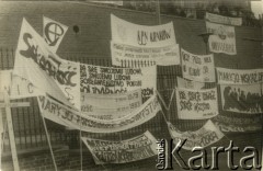 Wrzesień 1987, Częstochowa, Polska.
V Ogólnopolska Pielgrzymka Świata Pracy na Jasną Górę. Transparenty na ogrodzeniu klasztoru paulinów.
Fot. NN, Archiwum Federacji Młodzieży Walczącej, zbiory Ośrodka KARTA