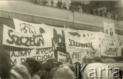 Wrzesień 1987, Częstochowa, Polska.
V Ogólnopolska Pielgrzymka Świata Pracy na Jasną Górę. Transparenty na ogrodzeniu klasztoru paulinów.
Fot. NN, Archiwum Federacji Młodzieży Walczącej, zbiory Ośrodka KARTA