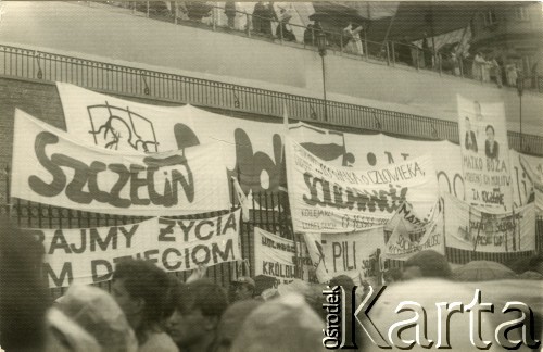Wrzesień 1987, Częstochowa, Polska.
V Ogólnopolska Pielgrzymka Świata Pracy na Jasną Górę. Transparenty na ogrodzeniu klasztoru paulinów.
Fot. NN, Archiwum Federacji Młodzieży Walczącej, zbiory Ośrodka KARTA