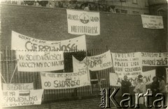Wrzesień 1987, Częstochowa, Polska.
V Ogólnopolska Pielgrzymka Świata Pracy na Jasną Górę. Transparenty na murze i ogrodzeniu klasztoru paulinów.
Fot. NN, Archiwum Federacji Młodzieży Walczącej, zbiory Ośrodka KARTA