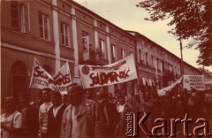 Wrzesień 1988, Częstochowa, Polska.
VI Ogólnopolska Pielgrzymka Świata Pracy na Jasną Górę. Wierni z transparentami NSZZ 