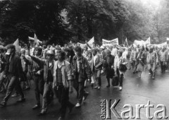 Wrzesień 1988, Częstochowa, Polska.
VI Ogólnopolska Pielgrzymka Świata Pracy na Jasną Górę. Wierni z transparentami. Z przodu 3. z prawej Krzysztof Knap, 1. z lewej Robert Kwiatek.
Fot. NN, Archiwum Federacji Młodzieży Walczącej, zbiory Ośrodka KARTA