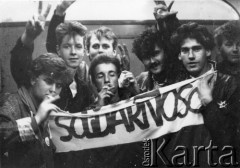 Wrzesień 1988, Polska.
Działacze Federacj Młodzieży Walczącej Region Gdańsk uczestniczący w VI Ogólnopolskiej Pielgrzymce Świata Pracy na Jasną Górę, 1. z lewej Krzysztof Knap, 1. z prawej Robert Kwiatek.
Fot. NN, Archiwum Federacji Młodzieży Walczącej, zbiory Ośrodka KARTA