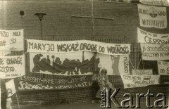 Wrzesień 1987, Częstochowa, Polska.
V Ogólnopolska Pielgrzymka Świata Pracy na Jasną Górę. Transparenty na murze i ogrodzeniu klasztoru paulinów.
Fot. NN, Archiwum Federacji Młodzieży Walczącej, zbiory Ośrodka KARTA