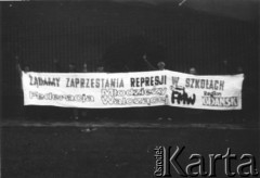 Wrzesień 1988, Częstochowa, Polska.
VI Ogólnopolska Pielgrzymka Świata Pracy na Jasną Górę. Członkowie Federacji Młodzieży Walczącej Region Gdańsk z transparentem z hasłem: 