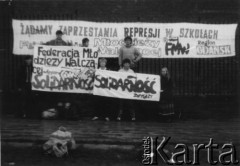 Wrzesień 1988, Częstochowa, Polska.
VI Ogólnopolska Pielgrzymka Świata Pracy na Jasną Górę. Członkowie Federacji Młodzieży Walczącej Region Gdańsk z transparentami. 1. z lewej stoi Robert Kwiatek, najwyżej Krzysztof Knap.
Fot. NN, Archiwum Federacji Młodzieży Walczącej, zbiory Ośrodka KARTA