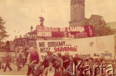 Wrzesień 1988, Częstochowa, Polska.
VI Ogólnopolska Pielgrzymka Świata Pracy na Jasną Górę. Członkowie Federacji Młodzieży Walczącej Region Gdańsk z transparentami na tle klasztoru paulinów.
Fot. NN, Archiwum Federacji Młodzieży Walczącej, zbiory Ośrodka KARTA