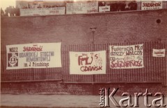 Wrzesień 1988, Częstochowa, Polska.
VI Ogólnopolska Pielgrzymka Świata Pracy na Jasną Górę. Transparenty na ogrodzeniu klasztoru paulinów m.in. Federacji Młodzieży Walczącej Region Gdańsk.
Fot. NN, Archiwum Federacji Młodzieży Walczącej, zbiory Ośrodka KARTA