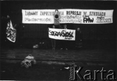 Wrzesień 1988, Częstochowa, Polska.
VI Ogólnopolska Pielgrzymka Świata Pracy na Jasną Górę. Członkowie Federacji Młodzieży Walczącej Region Gdańsk z transparentami.
Fot. NN, Archiwum Federacji Młodzieży Walczącej, zbiory Ośrodka KARTA