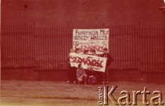 Wrzesień 1988, Częstochowa, Polska.
VI Ogólnopolska Pielgrzymka Świata Pracy na Jasną Górę. Członkowie Federacji Młodzieży Walczącej Region Gdańsk z transparentami.
Fot. NN, Archiwum Federacji Młodzieży Walczącej, zbiory Ośrodka KARTA