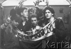 Wrzesień 1988, Polska.
Działacze Federacji Młodzieży Walczącej Region Gdańsk uczestniczący w VI Ogólnopolskiej Pielgrzymce Świata Pracy na Jasną Górę, 1. z lewej Krzysztof Knap.
Fot. NN, Archiwum Federacji Młodzieży Walczącej, zbiory Ośrodka KARTA