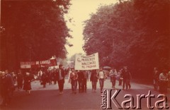 Wrzesień 1988, Częstochowa, Polska.
VI Ogólnopolska Pielgrzymka Świata Pracy na Jasną Górę. Członkowie Federacji Młodzieży Walczącej Region Mazowsze z transparentem.
Fot. NN, Archiwum Federacji Młodzieży Walczącej, zbiory Ośrodka KARTA