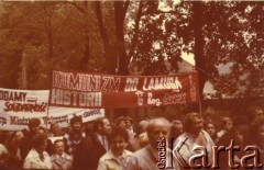 Wrzesień 1988, Częstochowa, Polska.
VI Ogólnopolska Pielgrzymka Świata Pracy na Jasną Górę. Transparent Federacji Młodzieży Walczącej Region Gdańsk z lewej niesie Robert Kwiatek.
Fot. NN, Archiwum Federacji Młodzieży Walczącej, zbiory Ośrodka KARTA