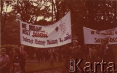 Wrzesień 1988, Częstochowa, Polska.
VI Ogólnopolska Pielgrzymka Świata Pracy na Jasną Górę. Wśród wiernych członkowie Federacji Młodzieży Walczącej Region Gdańsk, Tadeusz Duffek (z lewej) i Andrzej Duffek z transparentem.
Fot. NN, Archiwum Federacji Młodzieży Walczącej, zbiory Ośrodka KARTA
