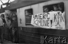 1988, Gdańsk, Polska.
Trójmiejska SKM-ka. Powrót spod kościoła św. Brygidy działaczy Konfederacji Polski Niepodległej i Federacji Młodzieży Walczącej.
Fot. NN, Archiwum Federacji Młodzieży Walczącej, zbiory Ośrodka KARTA