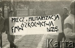 1988, Gdańsk, Polska.
Pikieta Federacji Młodzieży Walczącej i Niezależnego Zrzeszenia Studentów przeciwko militaryzacji szkół.
Fot. NN, Archiwum Federacji Młodzieży Walczącej, zbiory Ośrodka KARTA