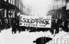 1988, Gdańsk, Polska.
Manifestacja przeciwko podwyżkom cen. Widoczny transparent Federacji Młodzieży Walczącej.
Fot. NN, Archiwum Federacji Młodzieży Walczącej, zbiory Ośrodka KARTA