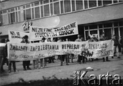 Kwiecień 1989, Gdańsk-Wrzeszcz, Polska.
Akcja Federacji Młodzieży Walczącej Region Gdańsk i Niezależnego Zrzeszenia Studentów Gdańsk pod hasłem: 
