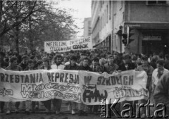 Kwiecień 1989, Gdańsk-Wrzeszcz, Polska.
Akcja Federacji Młodzieży Walczącej Region Gdańsk i Niezależnego Zrzeszenia Studentów Gdańsk pod hasłem: 