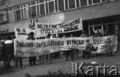 Kwiecień 1989, Gdańsk-Wrzeszcz, Polska.
Akcja Federacji Młodzieży Walczącej Region Gdańsk i Niezależnego Zrzeszenia Studentów Gdańsk pod hasłem: 
