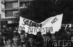 Kwiecień 1989, Gdańsk-Wrzeszcz, Polska.
Akcja Federacji Młodzieży Walczącej Region Gdańsk i Niezależnego Zrzeszenia Studentów Gdańsk pod hasłem: 
