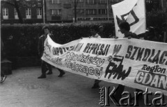 Kwiecień 1989, Gdańsk-Wrzeszcz, Polska.
Akcja Federacji Młodzieży Walczącej Region Gdańsk i Niezależnego Zrzeszenia Studentów Gdańsk pod hasłem: 