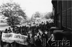 Kwiecień 1989, Gdańsk-Wrzeszcz, Polska.
Akcja Federacji Młodzieży Walczącej Region Gdańsk i Niezależnego Zrzeszenia Studentów Gdańsk pod hasłem: 