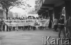 Kwiecień 1989, Gdańsk-Wrzeszcz, Polska.
Akcja Federacji Młodzieży Walczącej Region Gdańsk i Niezależnego Zrzeszenia Studentów Gdańsk pod hasłem: 
