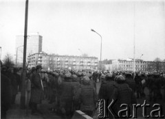 Kwiecień 1989, Gdańsk, Polska.
Manifestacja w związku z rocznicą zbrodni katyńskiej. Funkcjonariusze ZOMO na ulicy.
Fot. NN, Archiwum Federacji Młodzieży Walczącej , zbiory Ośrodka KARTA