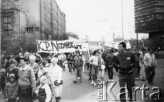 Koniec lat 80., Gdańsk, Polska.
Niezależna manifestacja, widoczne transparenty Konfederacji Polski Niepodległej i Niezależnego Zrzeszenia Studentów.
Fot. NN, Archiwum Federacji Młodzieży Walczącej, zbiory Ośrodka KARTA.