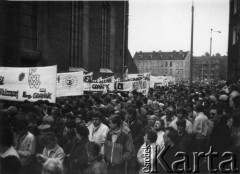 Kwiecień 1989, Gdańsk, Polska.
Manifestacja w związku z rocznicą zbrodni katyńskiej. Tłum z transparentami przy kościele pw. św. Katarzyny.
Fot. NN, Archiwum Federacji Młodzieży Walczącej, zbiory Ośrodka KARTA