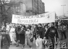 Kwiecień 1989, Gdańsk, Polska.
Manifestacja w związku z rocznicą zbrodni katyńskiej. Tłum z transparentami m.in. Konfederacji Polski Niepodległej.
Fot. NN, Archiwum Federacji Młodzieży Walczącej, zbiory Ośrodka KARTA