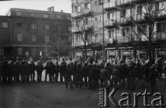 Kwiecień 1989, Gdańsk, Polska.
Manifestacja w związku z rocznicą zbrodni katyńskiej. Funkcjonariusze ZOMO na ulicy.
Fot. NN, Archiwum Federacji Młodzieży Walczącej, zbiory Ośrodka KARTA