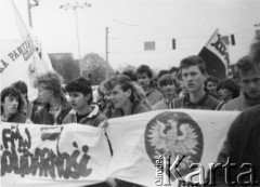 Kwiecień 1989, Gdańsk, Polska.
Manifestacja w związku z rocznicą zbrodni katyńskiej. Działacze Federacji Młodzieży Walczącej z transparentem, 1. z lewej Piotr Wysokiński, 2. z lewej Robert Licbarski.
Fot. NN, Archiwum Federacji Młodzieży Walczącej, zbiory Ośrodka KARTA