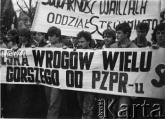Kwiecień 1989, Gdańsk, Polska.
Manifestacja w związku z rocznicą zbrodni katyńskiej. Działacze Federacji Młodzieży Walczącej z transparentem, 1. z prawej Piotr Wysokiński, 2. z lewej Krzysztof Knap.
Fot. NN, Archiwum Federacji Młodzieży Walczącej, zbiory Ośrodka KARTA