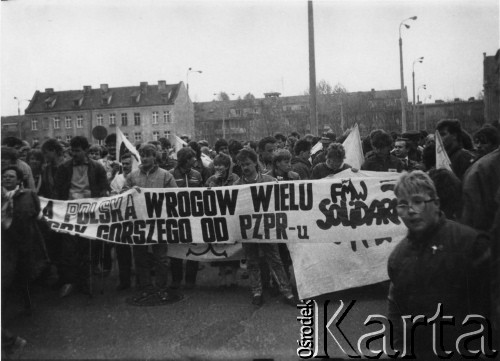 Kwiecień 1989, Gdańsk, Polska.
Manifestacja w związku z rocznicą zbrodni katyńskiej. Demonstranci w okolicy kościołów św. Brygidy i św. Katarzyny, z transparentem działacze Federacji Młodzieży Walczącej.
Fot. NN, Archiwum Federacji Młodzieży Walczącej, zbiory Ośrodka KARTA
