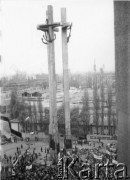Kwiecień 1989, Gdańsk, Polska.
Manifestacja w związku z rocznicą zbrodni katyńskiej. Tłum zgromadzony wokół Pomnika Poległych Stoczniowców 1970. 
Fot. NN, Archiwum Federacji Młodzieży Walczącej, zbiory Ośrodka KARTA