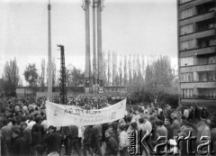 Kwiecień 1989, Gdańsk, Polska.
Manifestacja w związku z rocznicą zbrodni katyńskiej. Tłum zgromadzony wokół Pomnika Poległych Stoczniowców 1970. 
Fot. NN, Archiwum Federacji Młodzieży Walczącej, zbiory Ośrodka KARTA