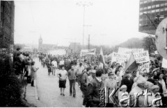 Kwiecień 1989, Gdańsk, Polska.
Manifestacja w związku z rocznicą zbrodni katyńskiej. Tłum z transparentami na ulicy.
Fot. NN, Archiwum Federacji Młodzieży Walczącej, zbiory Ośrodka KARTA