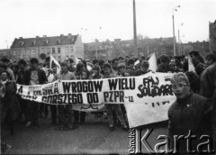 Kwiecień 1989, Gdańsk, Polska.
Manifestacja w związku z rocznicą zbrodni katyńskiej. Demonstranci w okolicy kościołów św. Brygidy i św. Katarzyny, z transparentem działacze Federacji Młodzieży Walczącej.
Fot. NN, Archiwum Federacji Młodzieży Walczącej, zbiory Ośrodka KARTA