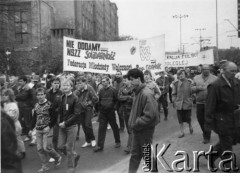 Kwiecień 1989, Gdańsk, Polska.
Manifestacja w związku z rocznicą zbrodni katyńskiej. Demonstranci z transparentami na ulicy, m.in. 