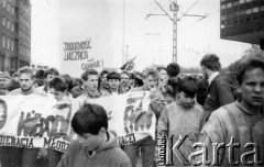 Kwiecień 1989, Gdańsk, Polska.
Manifestacja w związku z rocznicą zbrodni katyńskiej. Członkowie Federacji Młodzieży Walczącej z transparentem, 1. z prawej Andrzej Duffek.
Fot. NN, Archiwum Federacji Młodzieży Walczącej, zbiory Ośrodka KARTA