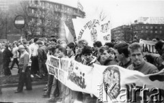 Kwiecień 1989, Gdańsk, Polska.
Manifestacja w związku z rocznicą zbrodni katyńskiej. Członkowie Federacji Młodzieży Walczącej z transparentem, 5. z prawej Robert Licbarski, 6. z prawej Piotr Wysokiński, 10. z prawej Krzysztof Knap.
Fot. NN, Archiwum Federacji Młodzieży Walczącej, zbiory Ośrodka KARTA
