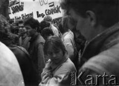 Kwiecień 1989, Gdańsk, Polska.
Manifestacja w związku z rocznicą zbrodni katyńskiej, widoczny transparent Federacji Młodzieży Walczącej Region Gdańsk.
Fot. NN, Archiwum Federacji Młodzieży Walczącej, zbiory Ośrodka KARTA
