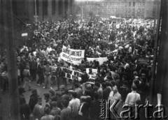 Kwiecień 1989, Gdańsk, Polska.
Manifestacja w związku z rocznicą zbrodni katyńskiej. Tłum przy kościele św. Katarzyny.
Fot. NN, Archiwum Federacji Młodzieży Walczącej, zbiory Ośrodka KARTA
