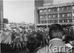Kwiecień 1989, Gdańsk, Polska.
Manifestacja w związku z rocznicą zbrodni katyńskiej. Kordon funkcjonariuszy ZOMO na ulicy na ulicy Rajskiej.
Fot. NN, Archiwum Federacji Młodzieży Walczącej, zbiory Ośrodka KARTA